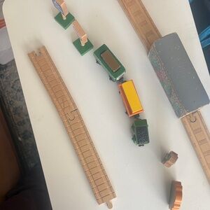 Thomas and friends Wooden Train Set with Yellow and Green Cars